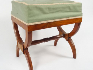 Vente aux enchères Tabouret de style Empire en acajou et placage d'acajou, piètement en X