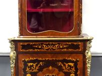 Vitrine Napoléon III en marqueterie à décor de fleurs et de rinceaux f