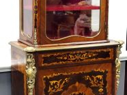 Vitrine Napoléon III en marqueterie à décor de fleurs et de rinceaux f