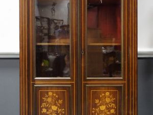 Vente aux enchères Vitrine Napoléon III de style Louis XVI en marqueterie à décor de fleu