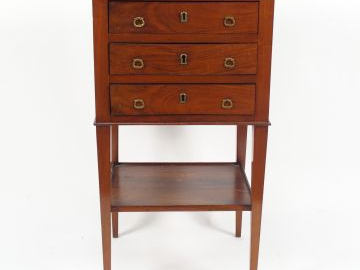 Chevet de style Directoire en acajou et placage d'acajou, ouvrant à tr