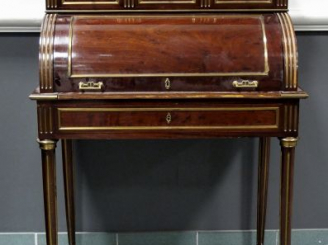 Vente aux enchères Petit bureau cylindre de style Louis XVI en acajou et placage d’acajou
