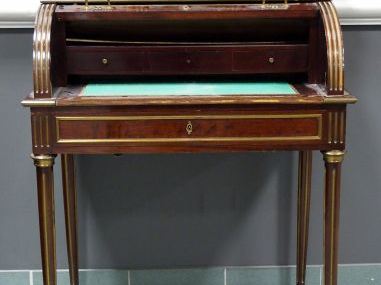 Petit bureau cylindre de style Louis XVI en acajou et placage d’acajou