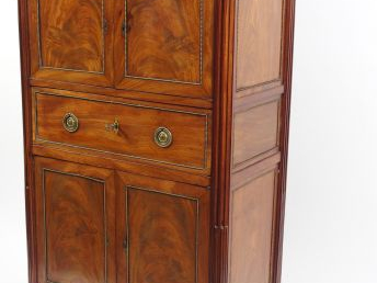 Secrétaire Louis XVI en acajou et placage d'acajou, ouvrant à un tiroi