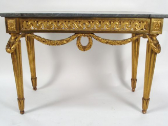 Vente aux enchères Console Louis XVI en bois sculpté doré, ceinture ajourée, dessus marbr