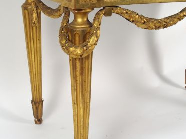 Console Louis XVI en bois sculpté doré, ceinture ajourée, dessus marbr