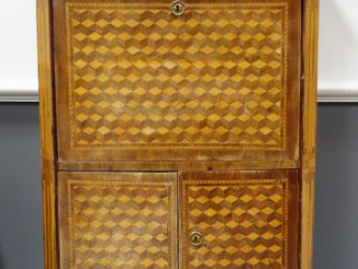 Vente aux enchères Secrétaire Louis XVI en marqueterie, à décor de cubes, montants à pans