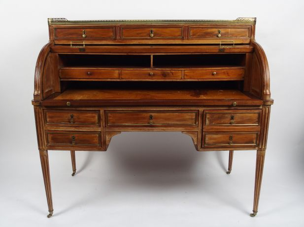 Bureau cylindre Louis XVI en acajou et placage d'acajou, dessus marbre