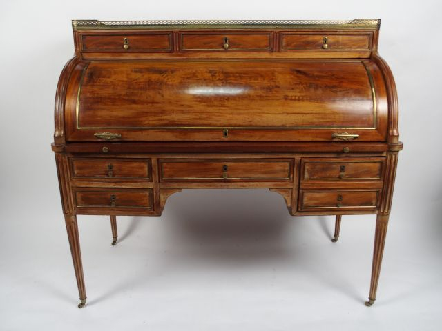 Bureau cylindre Louis XVI en acajou et placage d'acajou, dessus marbre