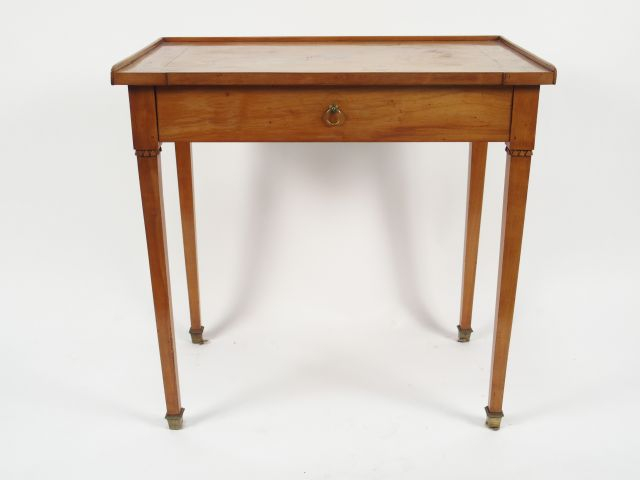 Table à écrire de style Directoire en merisier, ouvrant à un tiroir en