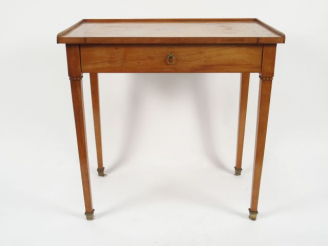 Vente aux enchères Table à écrire de style Directoire en merisier, ouvrant à un tiroir en