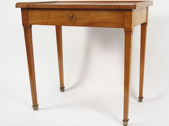 Table à écrire de style Directoire en merisier, ouvrant à un tiroir en