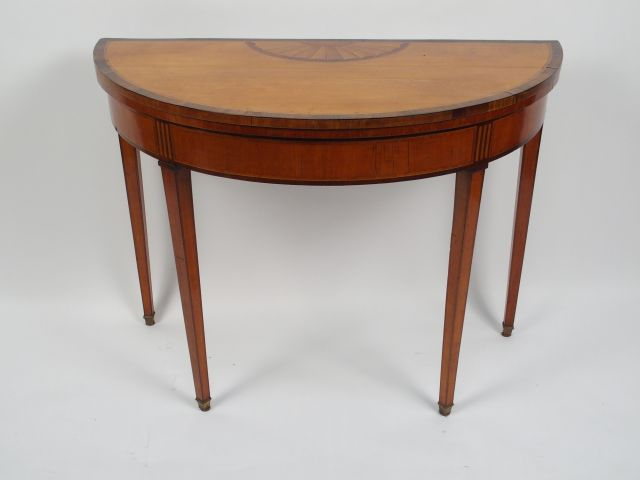 Table demi-lune de style Directoire en marqueterie, à décor de rosaces