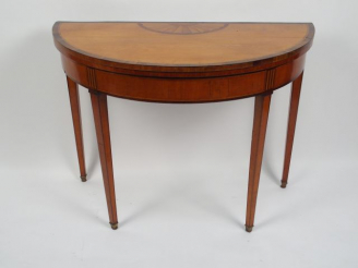 Vente aux enchères Table demi-lune de style Directoire en marqueterie, à décor de rosaces
