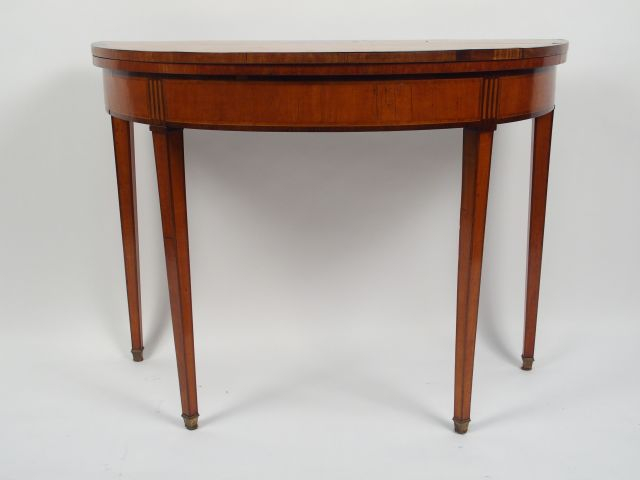 Table demi-lune de style Directoire en marqueterie, à décor de rosaces