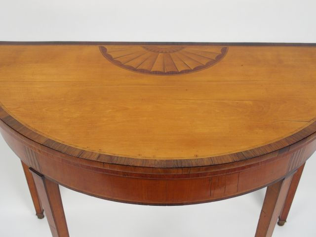 Table demi-lune de style Directoire en marqueterie, à décor de rosaces