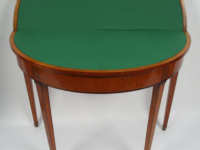 Table demi-lune de style Directoire en marqueterie, à décor de rosaces