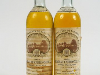 Vente aux enchères 2 BOUTEILLES CHÂTEAU CARBONNIEUX BLANC GCC GRAVES - 1962 - 1 BG/1 MEP/