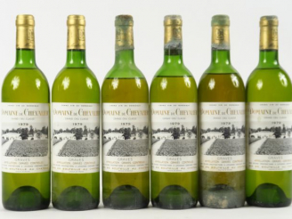 Vente aux enchères 6 BOUTEILLES DOMAINE DE CHEVALIER BLANC GCC GRAVES - 1979 - 3 HEP/2 ME