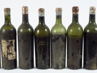 Vente aux enchères 8 BOUTEILLES CHÂTEAU HAUT BRION 1er GCC GRAVES - ANNEES 10/20 - NIVEAU