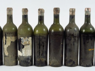 Vente aux enchères 8 BOUTEILLES CHÂTEAU HAUT BRION 1er GCC GRAVES - ANNEES 10/20 - NIVEAU