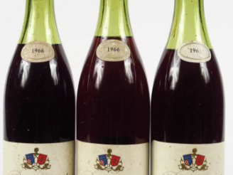 Vente aux enchères 3 BOUTEILLES POMMARD 1er CRU 'LES POUTURES' PIERRE MAZILLY - 1966 - 4,