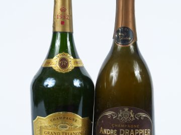 2 BOUTEILLES CHAMPAGNE : 1 GRAND TRIANON A. ROTHSCHILD 1982 - 1 GRANDE