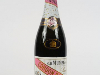 Vente aux enchères 1 BOUTEILLE CHAMPAGNE MUMM CORDON ROSE - 1983 - COFFRET