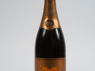 Vente aux enchères 1 BOUTEILLE CHAMPAGNE VEUVE CLICQUOT PONSARDIN ROSE RESERVE - 1993