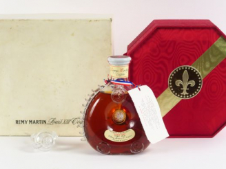 Vente aux enchères 1 BOUTEILLE COGNAC REMY MARTIN LOUIS XIII - PERIODE 1978/1986 - COFFRE