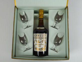 Vente aux enchères 1 BOUTEILLE COGNAC HENNESSY BRAS ARME - COFFRET