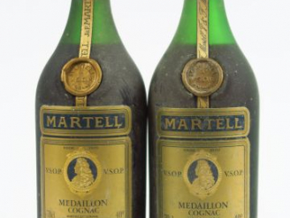 Vente aux enchères 2 VIEILLES BOUTEILLES COGNAC MARTELL 'MEDAILLON' - CAPS CORRODEES