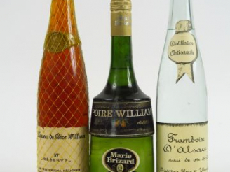 Vente aux enchères 3 BOUTEILLES : 1 FRAMBOISE ALSACE 45° - 1 LIQUEUR POIRE WILLIAMS 30°- 