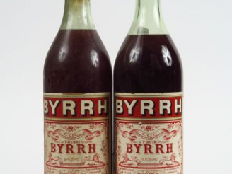 Vente aux enchères 2 VIEILLES BOUTEILLES BYRRH - CAPS ETAIN/BOUCHON LIEGE