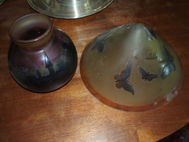 Trois vases et un pied de lampe en verre, à décor gravé en camée et à 