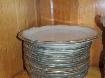 Partie de service de table en porcelaine blanche rehaussée d'or