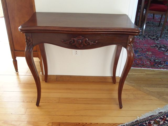 Guéridon de style Louis XVI, dessus marbre blanc. On y joint une table