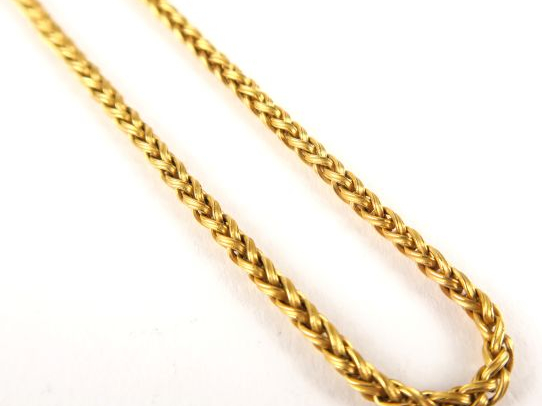 Longue chaine en or, maille tressée. Longueur : 70 cm. Poids : 23,6 g