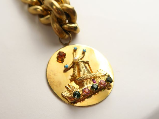 Bracelet en or 14 carats, mailles brossées, retenant un grand médaillo