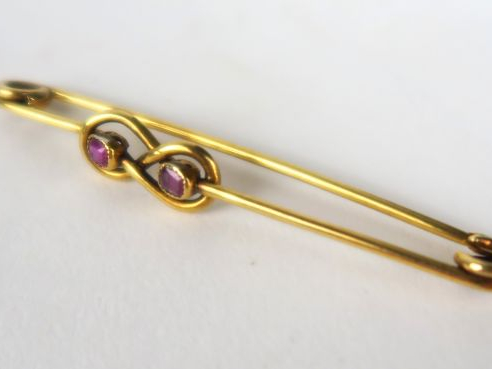 Epingle de cravate en or 14 carats, ornée de deux petits rubis. Poids 