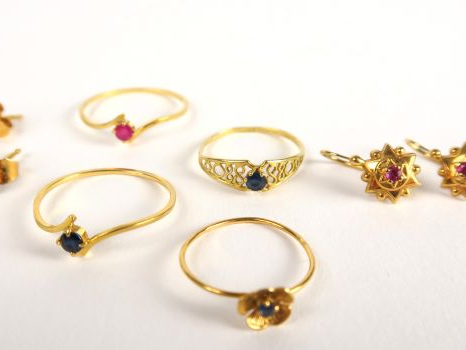Lot de quatre petites bagues ornées de pierres de couleur et deux pair