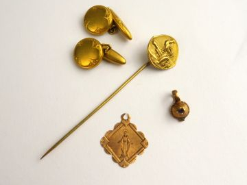 Lot d'or comprenant une épingle de cravate, une médaille accidentée et