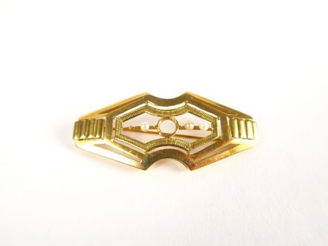 Broche en or 14 carats. Poids : 9 g (manques)