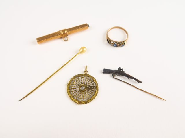 Lot comprenant : un pendentif monture en or, une partie de giletière e