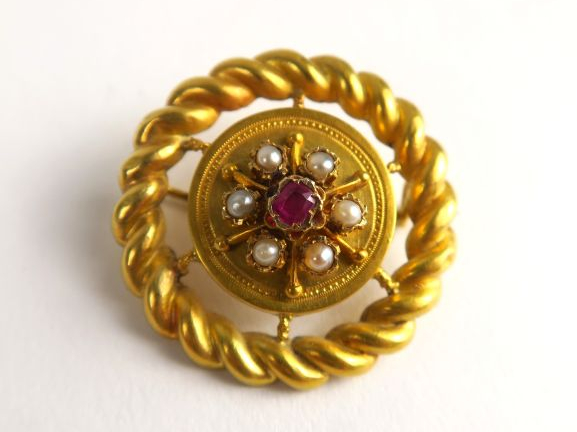 Broche en or 14 carats, ornée de perles et d'une pierre rouge en son c