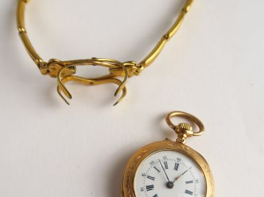 Montre de col en or. Poids tel : 20,8 g. On y joint une monture en mét