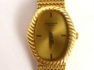 Vente aux enchères PATEK PHILIPPE. Montre de dame, cadran et bracelet en or. Poids tel : 