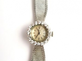 Vente aux enchères GIRARD PERREGAUX. Montre de dame en or blanc, le cadran serti de brill