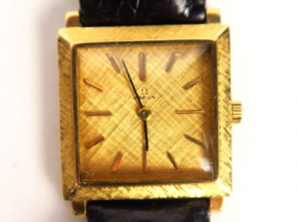 Vente aux enchères OMEGA. Montre, cadran de forme carré en or, bracelet en cuir. Poids te