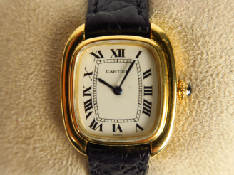 Vente aux enchères CARTIER. Montre de dame, modèle 'Gondole', cadran en or, avec son brac